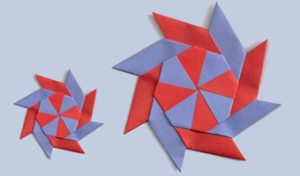 dwie niebiesko czerwone rozety origami